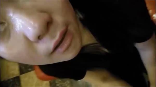 对白真搞笑剧情演绎好赌风骚少妇刚借完又输了只好又来已肉抵债借钱穿上黑网袜干花心还挺粉嫩的K房唱歌又干一炮